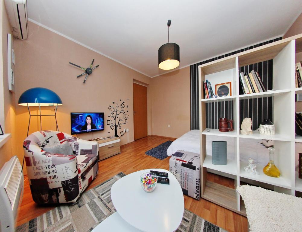 sala de estar con sofá y mesa en Apartman Vills, en Sarajevo