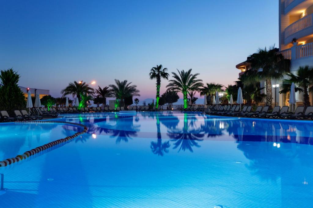 Bazén v ubytování Alba Queen Hotel - Ultra All Inclusive nebo v jeho okolí
