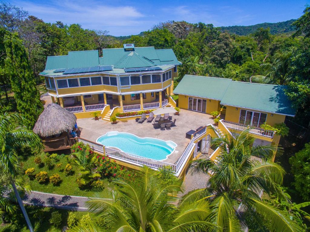 una vista aérea de una casa con piscina en Casa de Admirada Home, en Sandy Bay