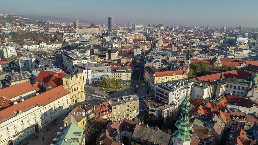 Nespecifikovaný výhled na destinaci Bratislava nebo výhled na město při pohledu z hostelu