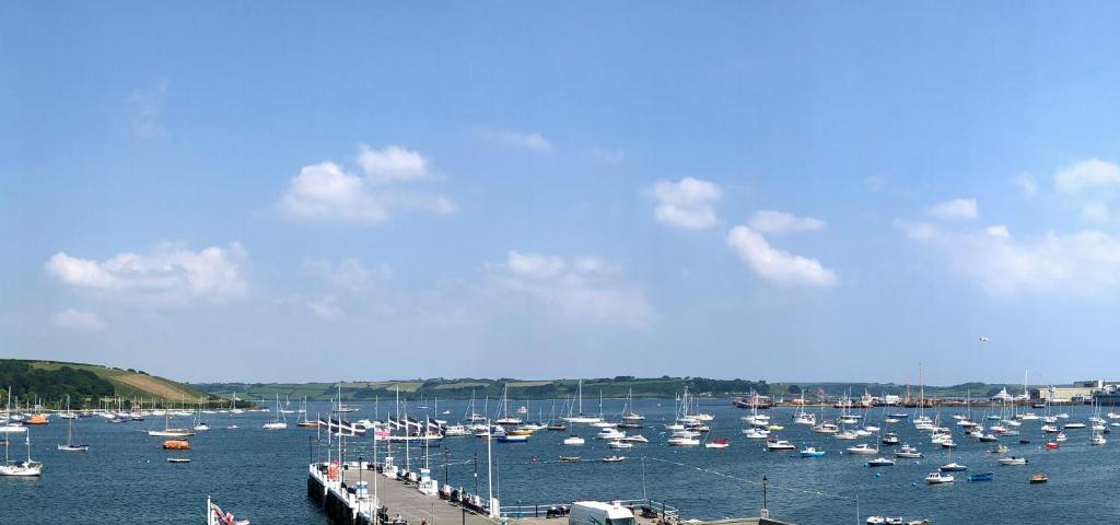 Large central Falmouth apartment with views Top rated - Housity