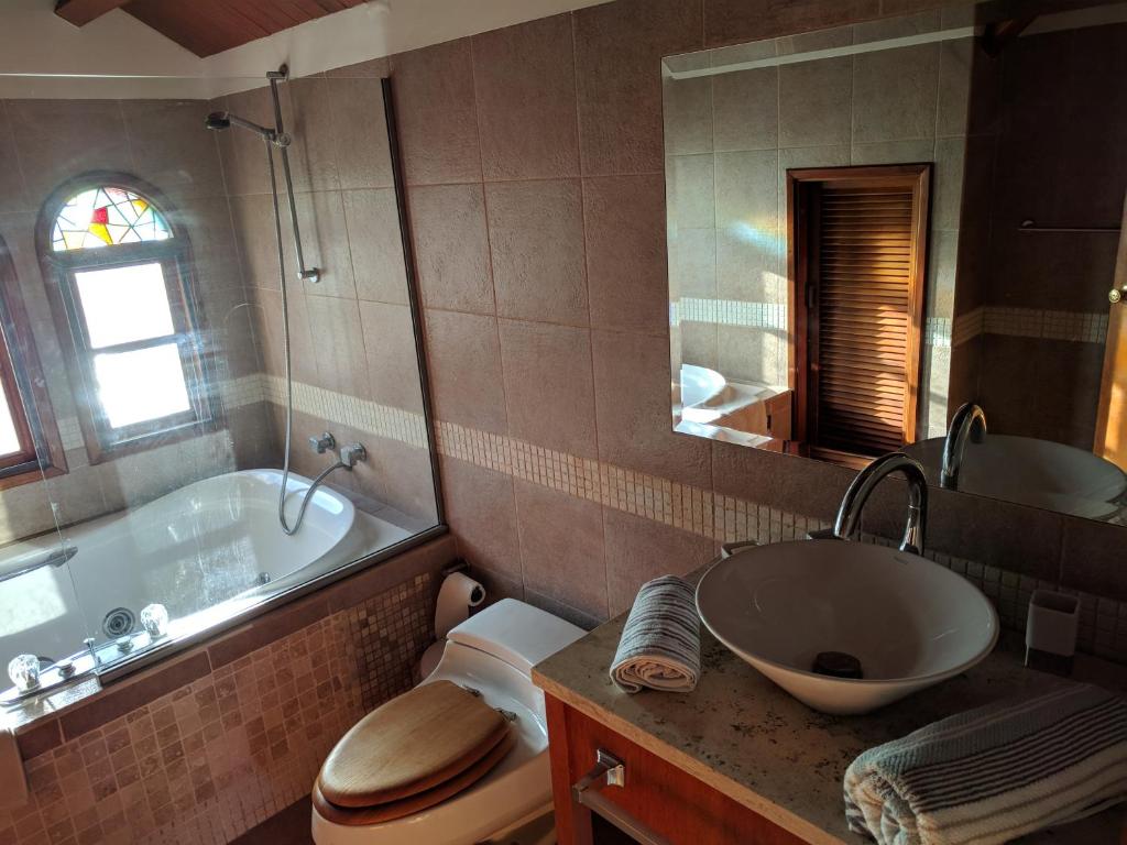 uma casa de banho com um lavatório, um WC e uma banheira em Simpson Bay Yatch Club 2 Bedrooms em Simpson Bay