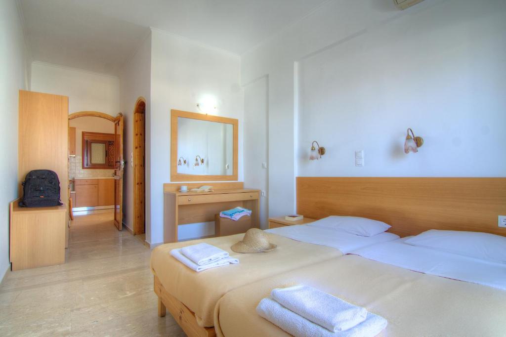 Postel nebo postele na pokoji v ubytování Adonis Hotel