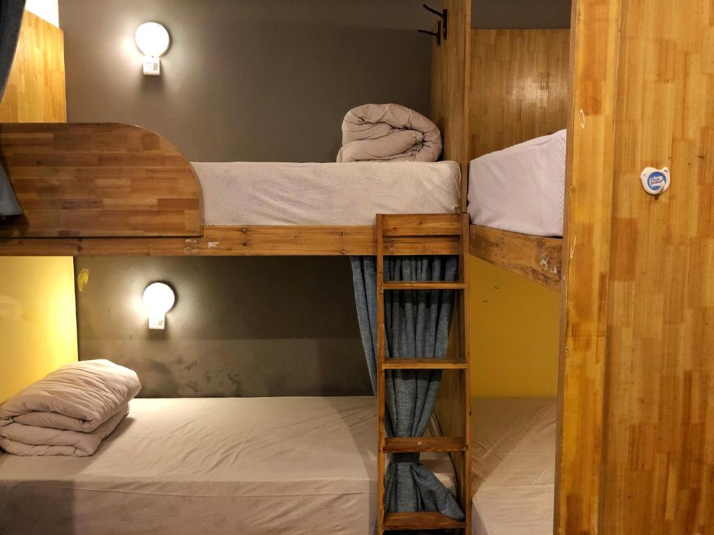 Postel nebo postele na pokoji v ubytování Guilin Cyan Box Guest House