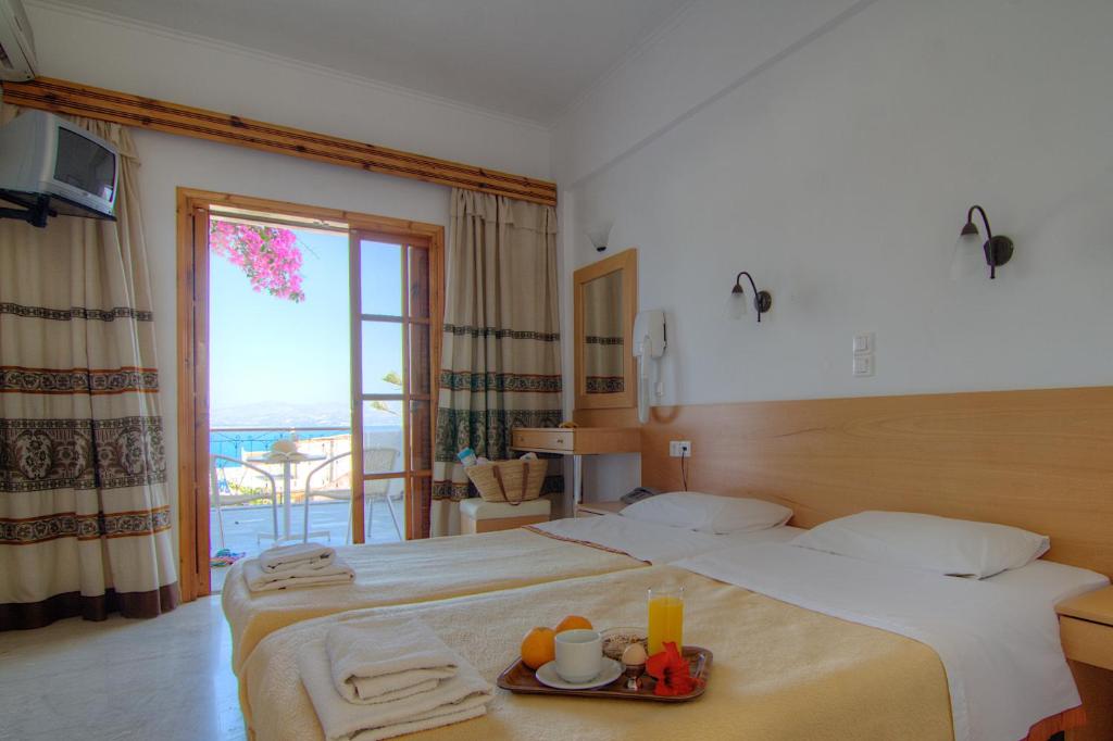 Postel nebo postele na pokoji v ubytování Adonis Hotel