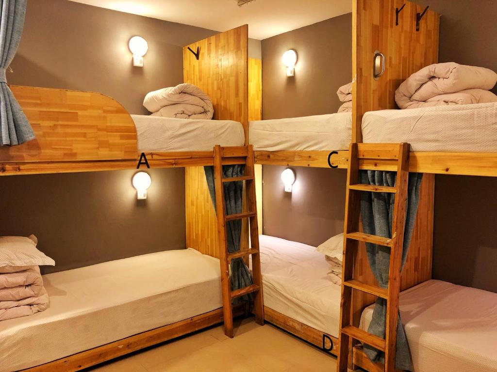 Postel nebo postele na pokoji v ubytování Guilin Cyan Box Guest House