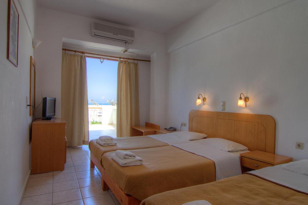 Postel nebo postele na pokoji v ubytování Adonis Hotel