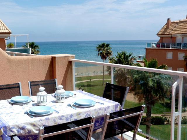 デニアにあるMirador al Mar 56の海の景色を望むバルコニー(テーブル付)