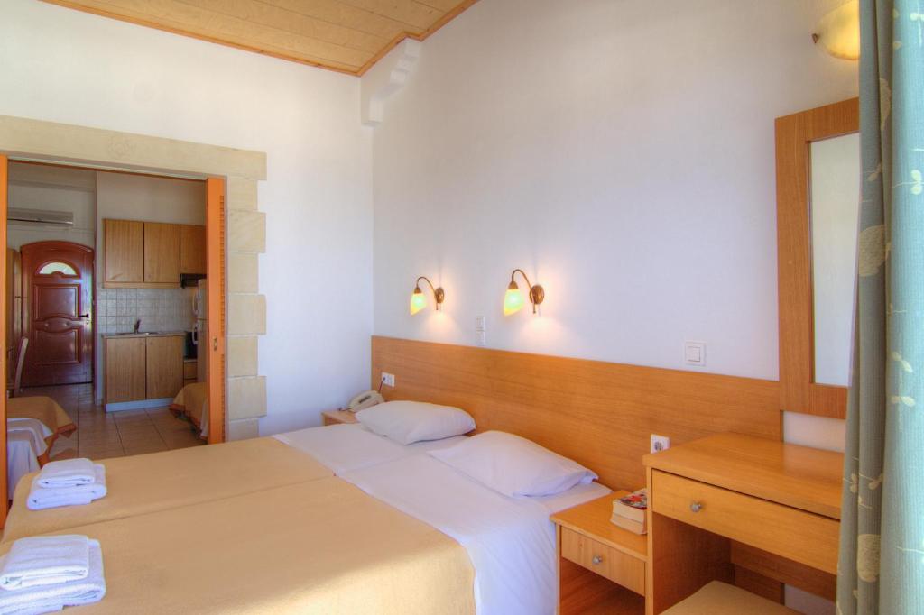 Postel nebo postele na pokoji v ubytování Adonis Hotel