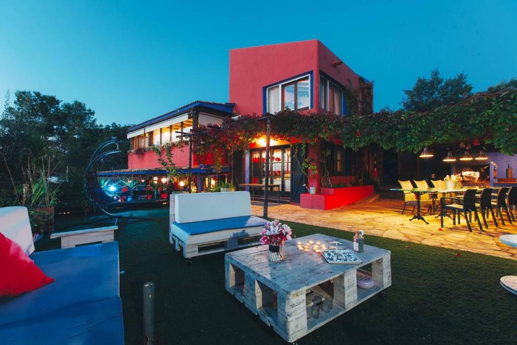 Posedenie v ubytovaní Entre Olivos: Very Charming Villa 18 SLEEPERS