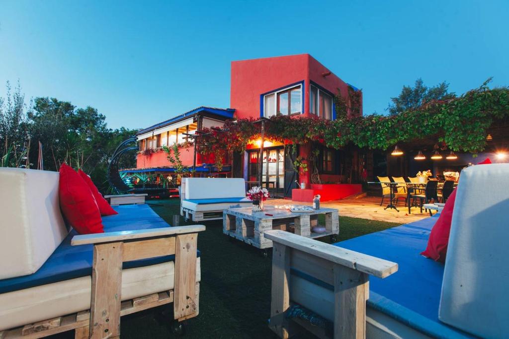 Posedenie v ubytovaní Entre Olivos: Very Charming Villa 18 SLEEPERS