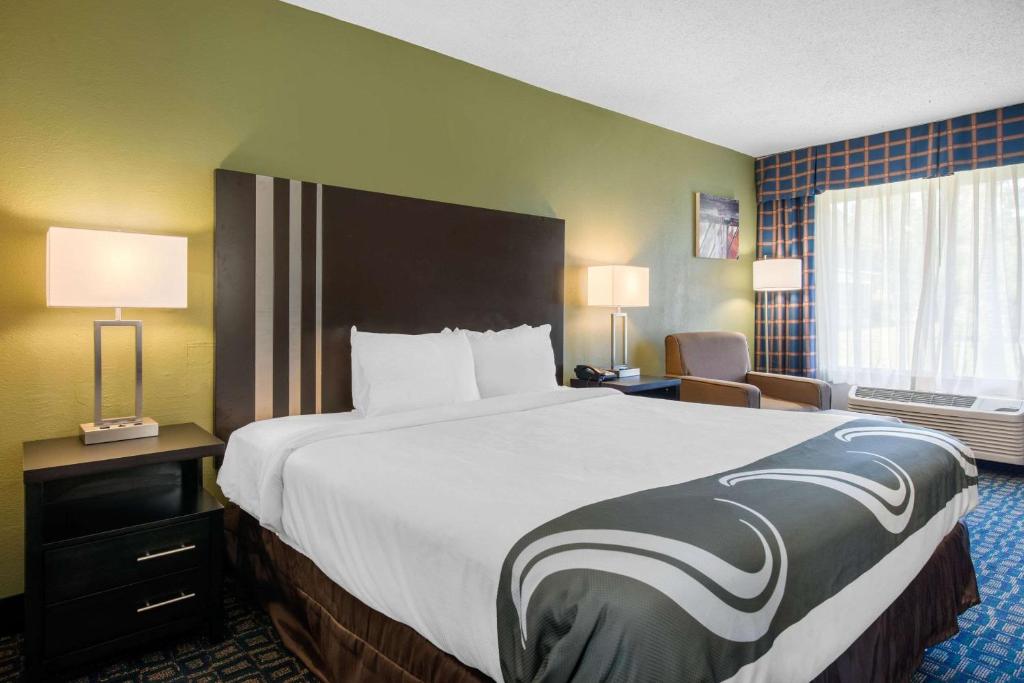 a hotel room with a large bed and a window at Quality Inn & Suites Brooksville I-75-Dade City in Ridge Manor
