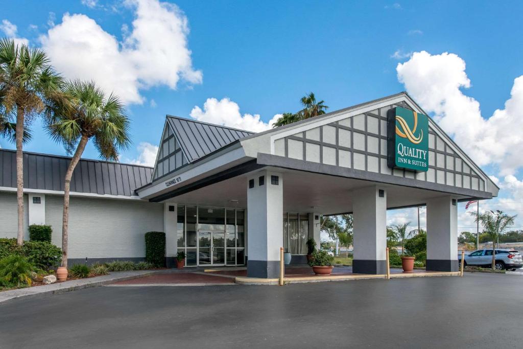 a front view of a colgate hotel at Quality Inn & Suites Brooksville I-75-Dade City in Ridge Manor