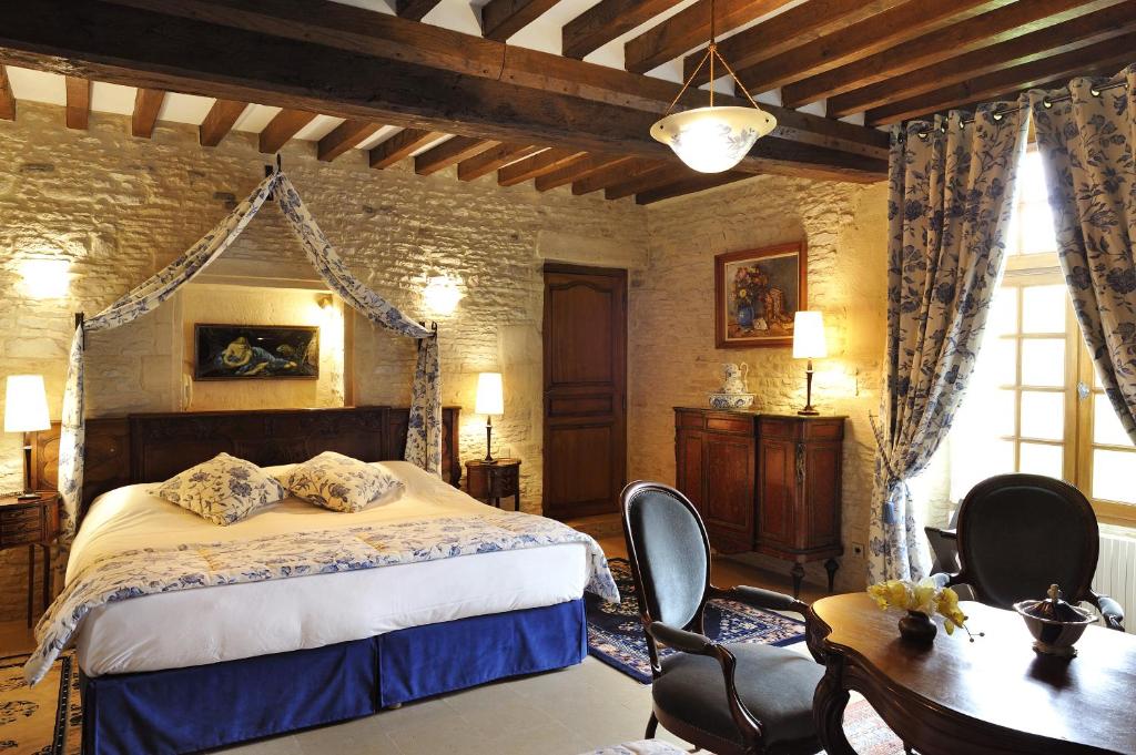 Postel nebo postele na pokoji v ubytování Hôtel Le Manoir De Mathan Crépon à la campagne 5 mn d'Arromanches et 10 mn de Bayeux