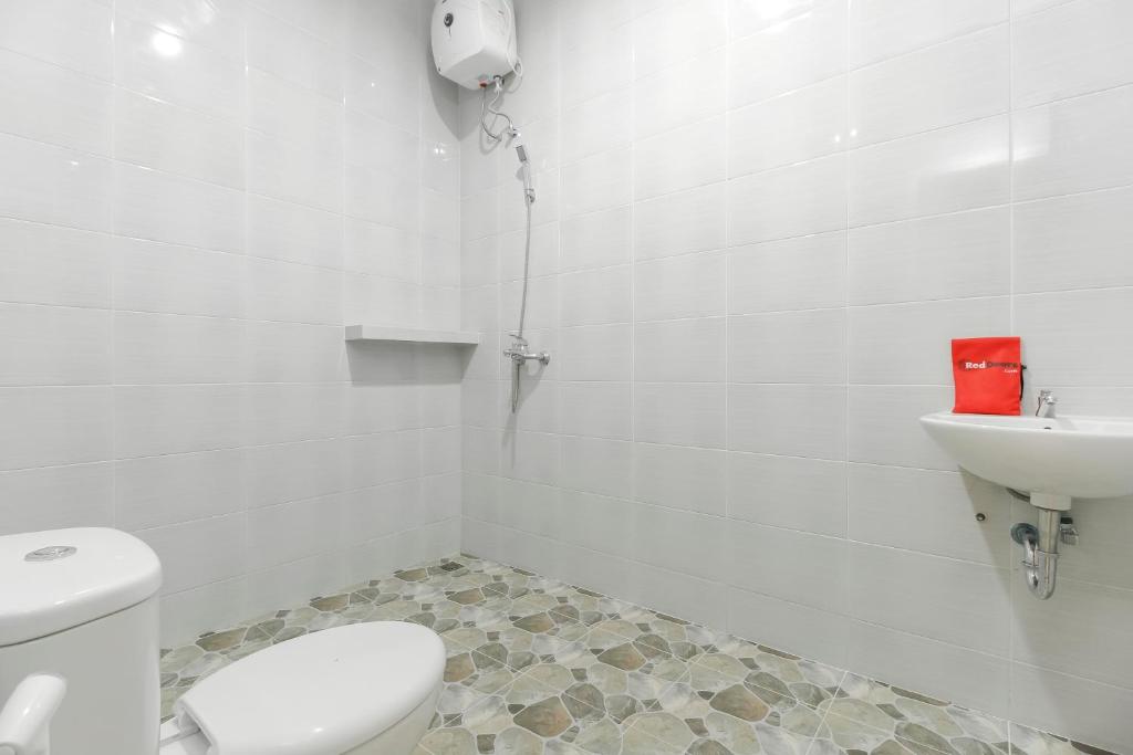 Koupelna v ubytování RedDoorz Premium @ Setiabudi Medan