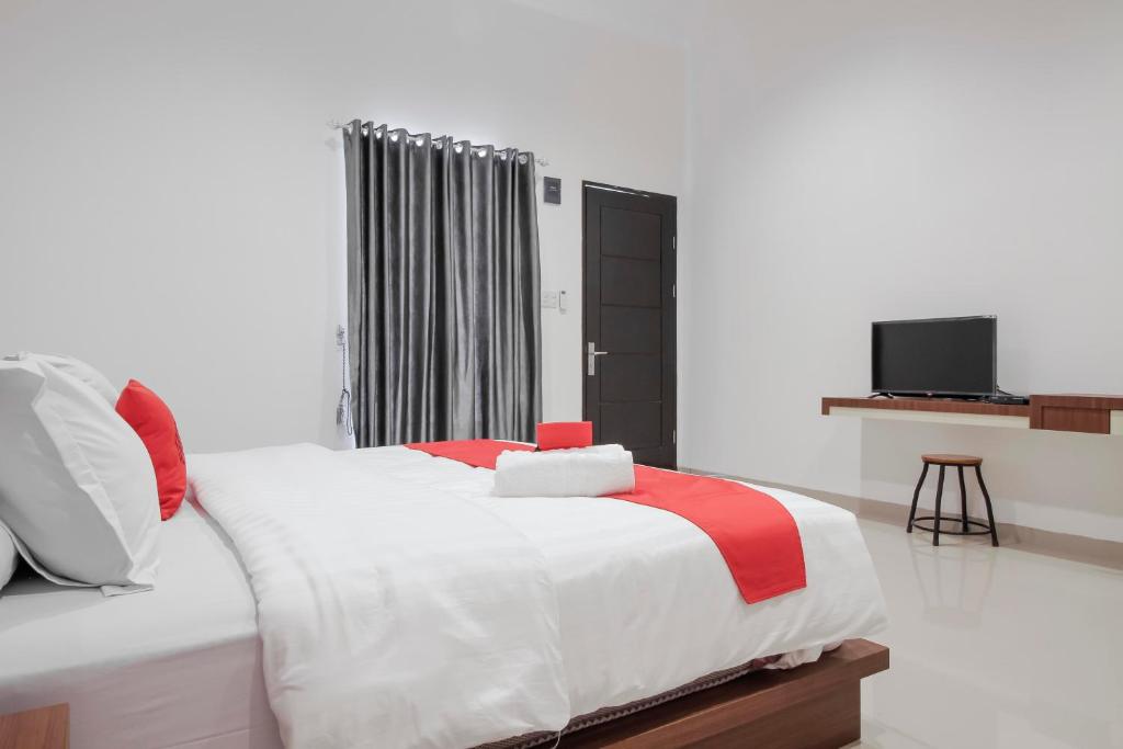 Postel nebo postele na pokoji v ubytování RedDoorz Premium @ Setiabudi Medan