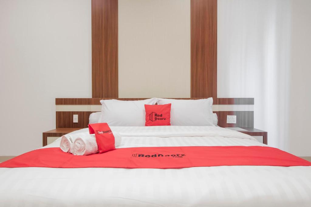 Postel nebo postele na pokoji v ubytování RedDoorz Premium @ Setiabudi Medan