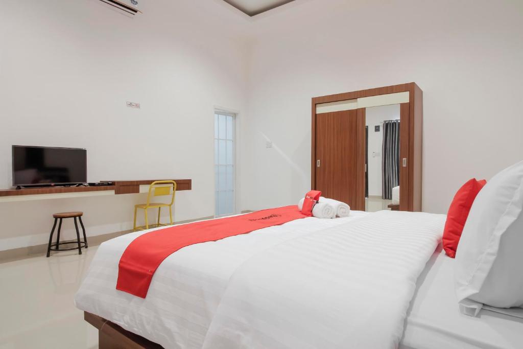 Postel nebo postele na pokoji v ubytování RedDoorz Premium @ Setiabudi Medan