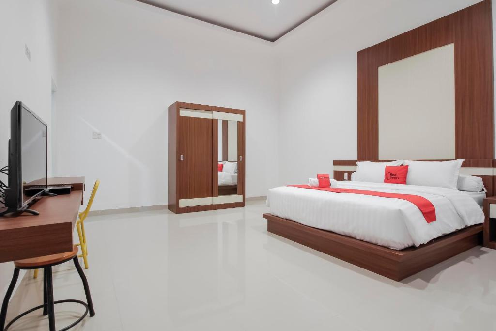 Postel nebo postele na pokoji v ubytování RedDoorz Premium @ Setiabudi Medan