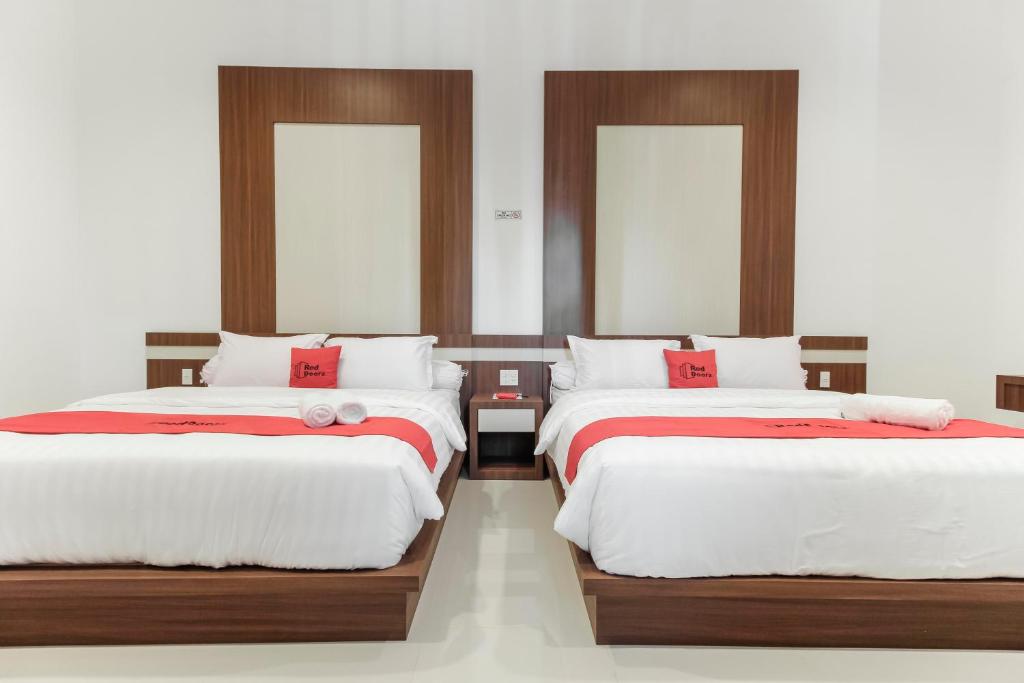 Postel nebo postele na pokoji v ubytování RedDoorz Premium @ Setiabudi Medan