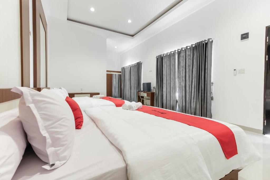 Postel nebo postele na pokoji v ubytování RedDoorz Premium @ Setiabudi Medan