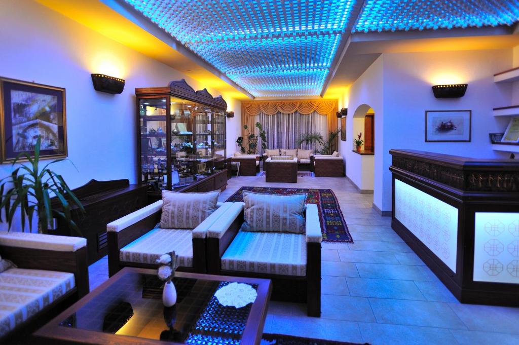 una sala de estar con sofás y un bar en Boutique Hotel Old Town Mostar, en Mostar