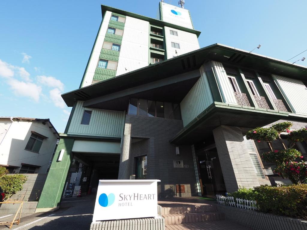un edificio con un letrero de samsung delante de él en Sky Heart Hotel Shimonoseki, en Shimonoseki