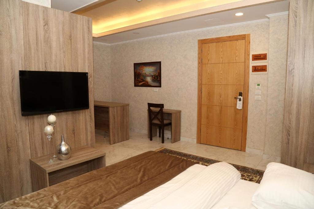 TV a/nebo společenská místnost v ubytování Pearl of Beirut Hotel & Spa