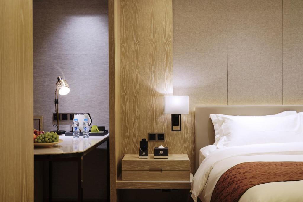 Postel nebo postele na pokoji v ubytování Shenzhen FY Hotel