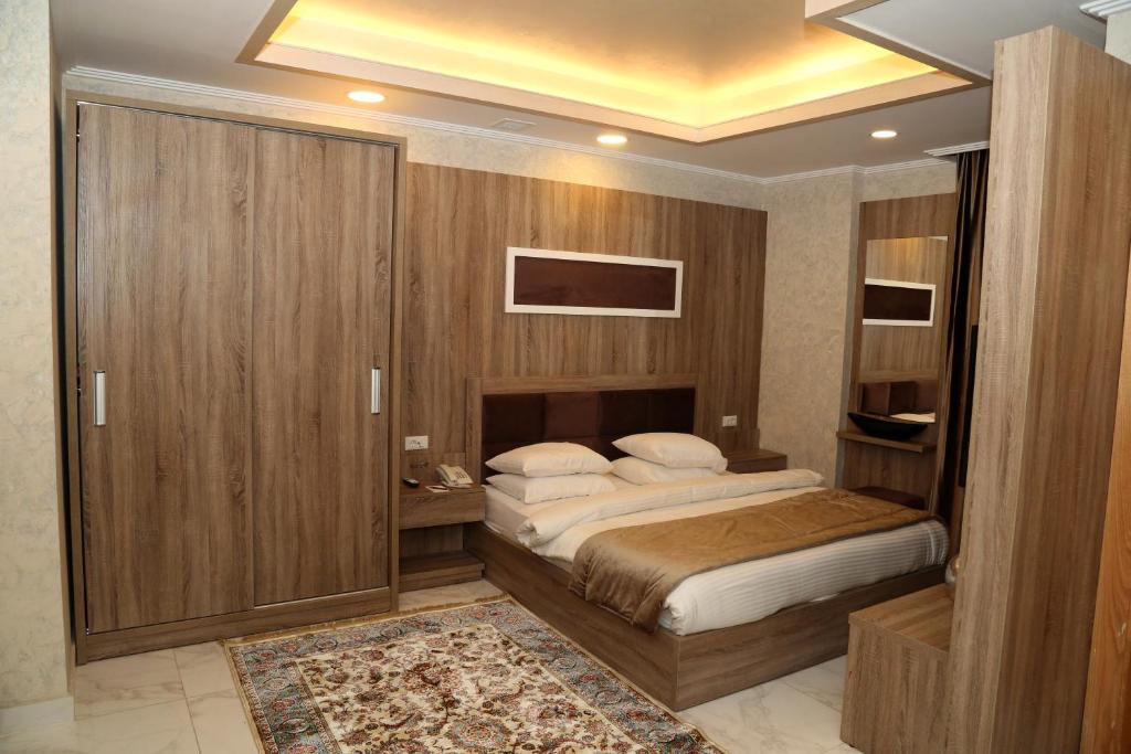 Postel nebo postele na pokoji v ubytování Pearl of Beirut Hotel & Spa