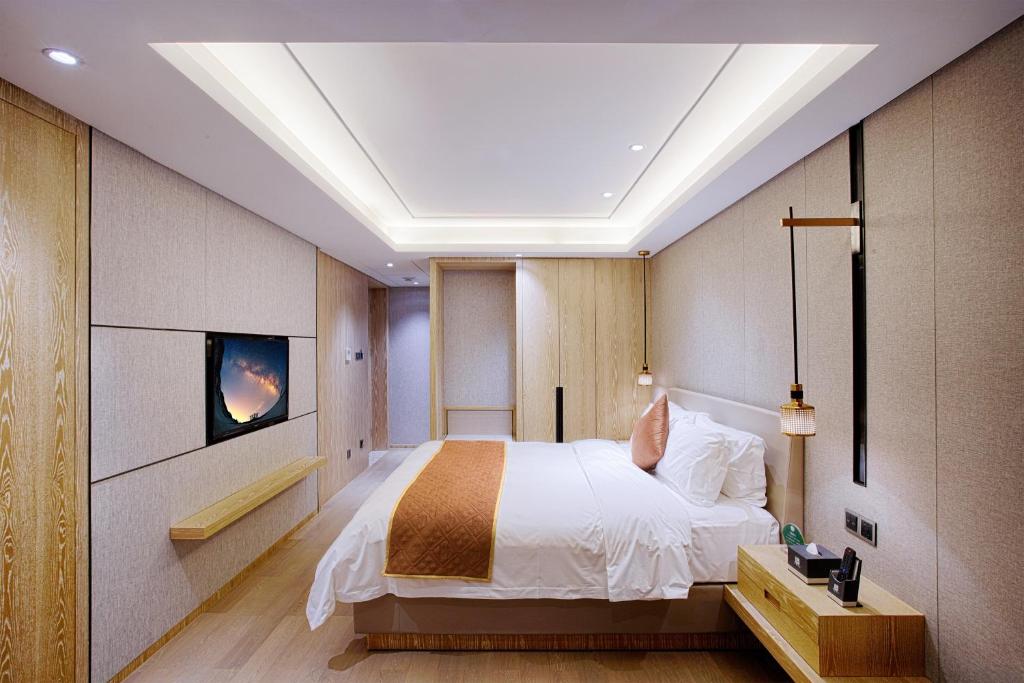 Postel nebo postele na pokoji v ubytování Shenzhen FY Hotel