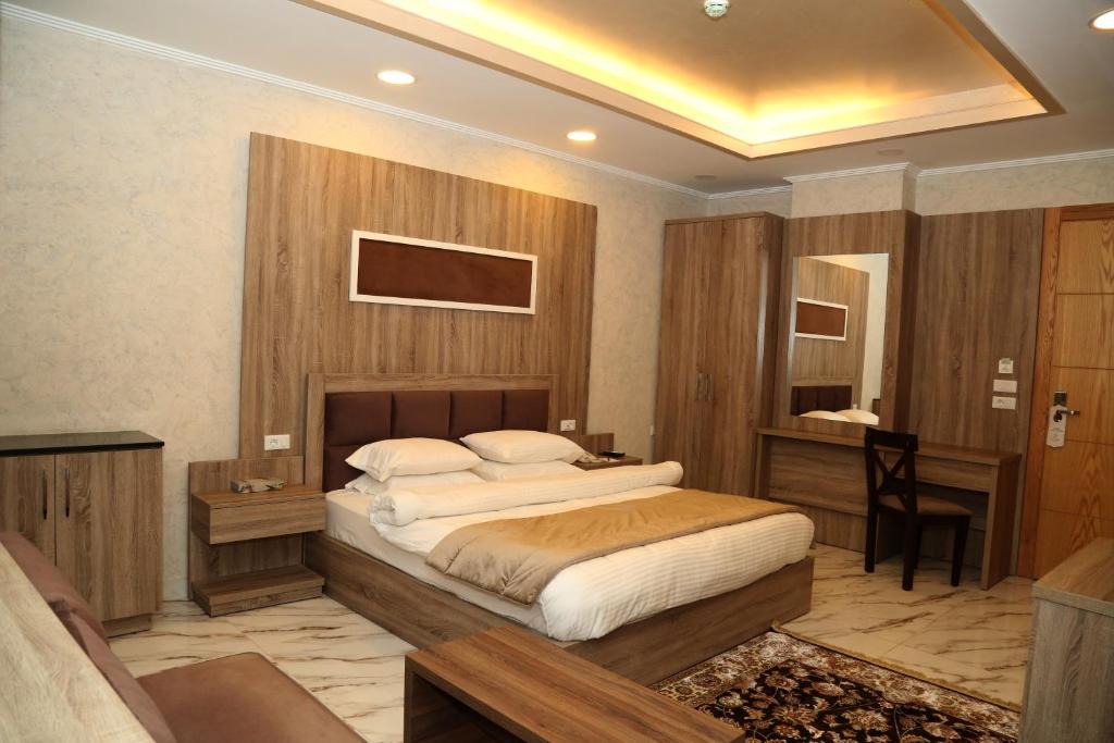 Postel nebo postele na pokoji v ubytování Pearl of Beirut Hotel & Spa