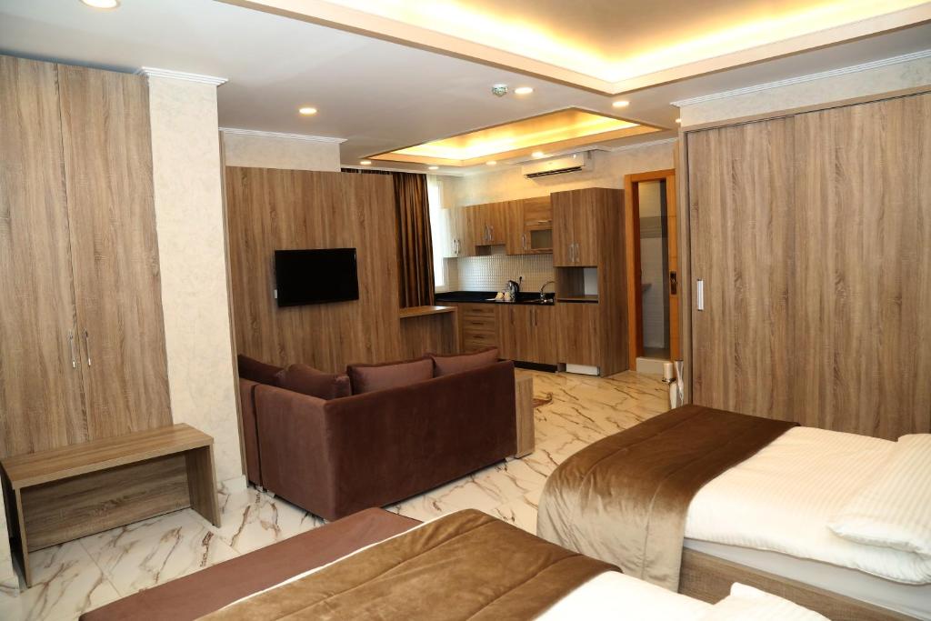 TV a/nebo společenská místnost v ubytování Pearl of Beirut Hotel & Spa