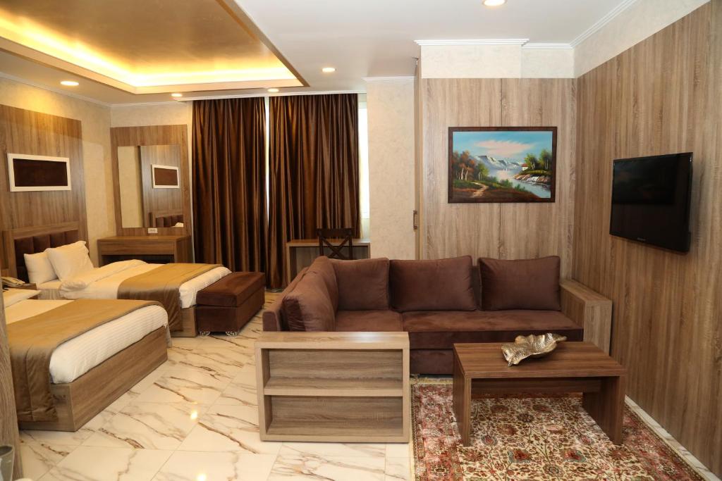 TV a/nebo společenská místnost v ubytování Pearl of Beirut Hotel & Spa