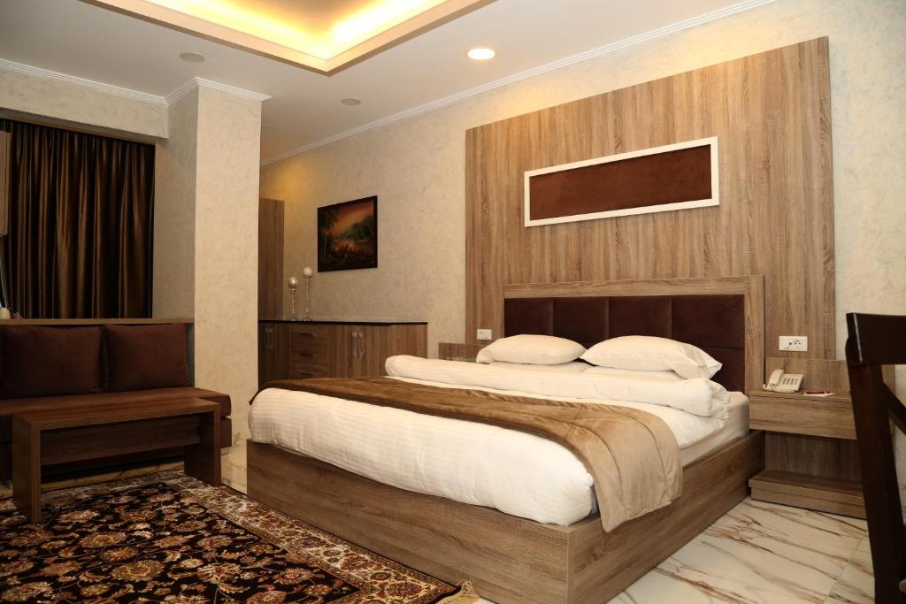 Postel nebo postele na pokoji v ubytování Pearl of Beirut Hotel & Spa