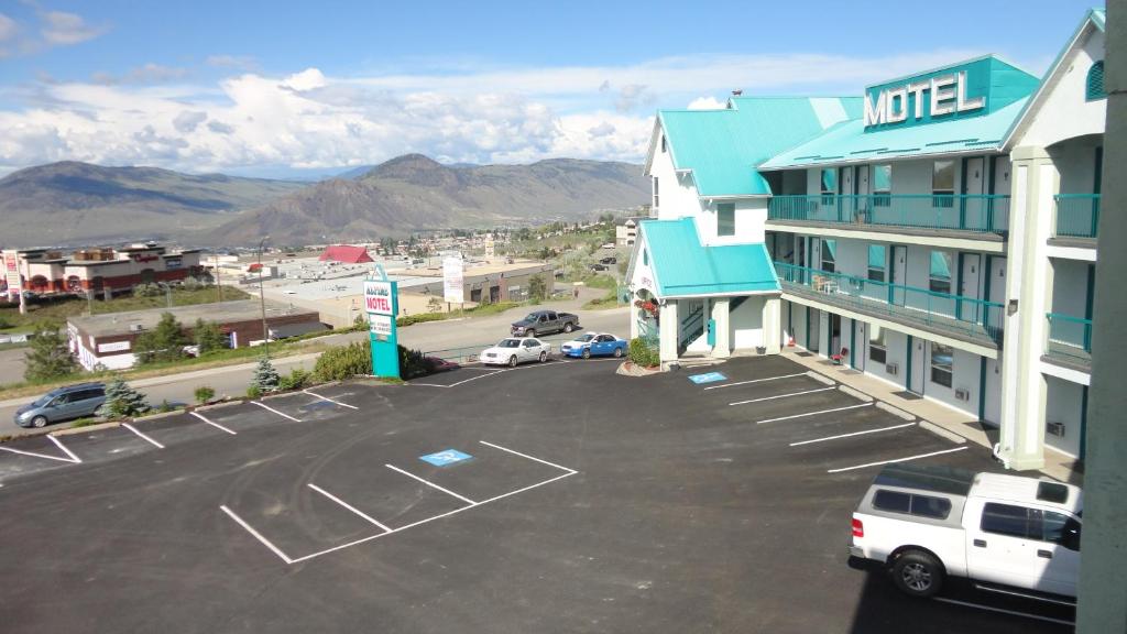 Nespecifikovaný výhled na hory nebo výhled na hory při pohledu z motelu