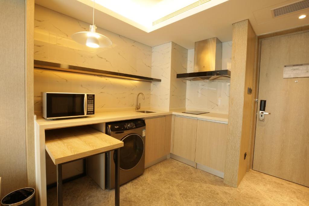 Kuchyň nebo kuchyňský kout v ubytování Shenzhen FY Hotel