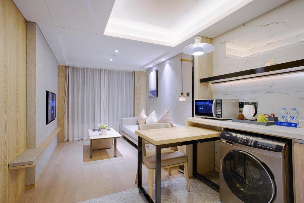 Kuchyň nebo kuchyňský kout v ubytování Shenzhen FY Hotel