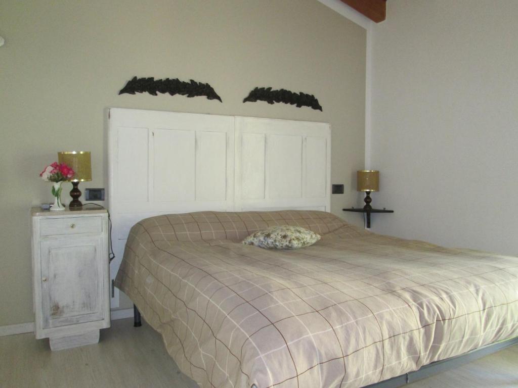 Postel nebo postele na pokoji v ubytování B&B Il Melograno
