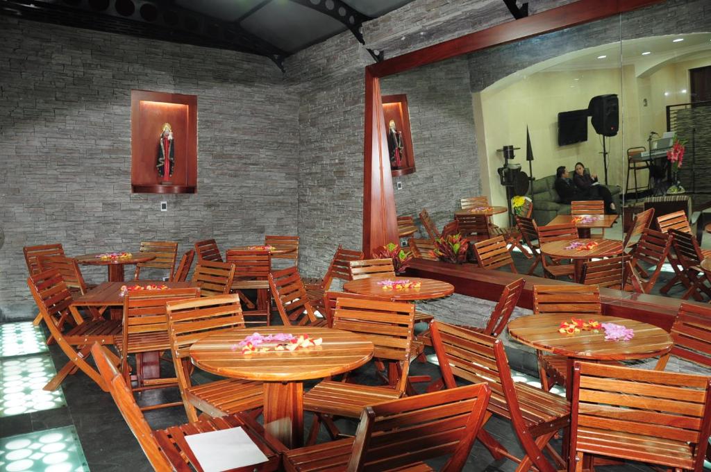 comedor con mesas y sillas de madera en Hotel Splendor by Friends Company, en Bogotá
