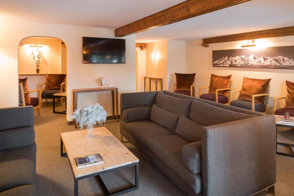 a living room with a couch and a table at Hotel Montpelier in Verbier