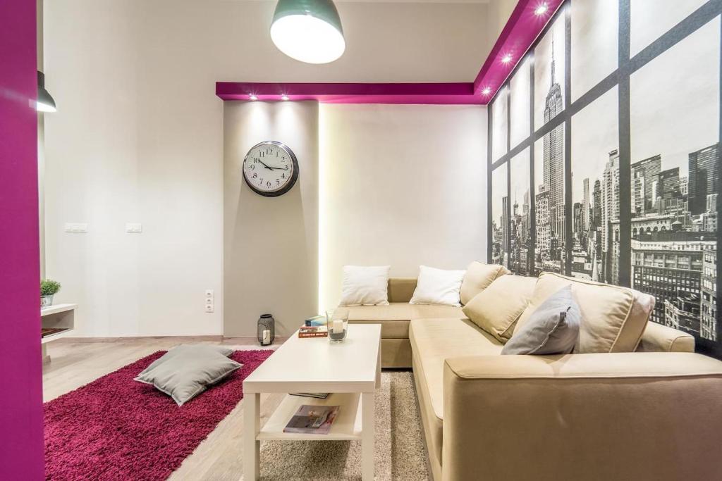 Posteľ alebo postele v izbe v ubytovaní Cozy Downtown Studio Apartment