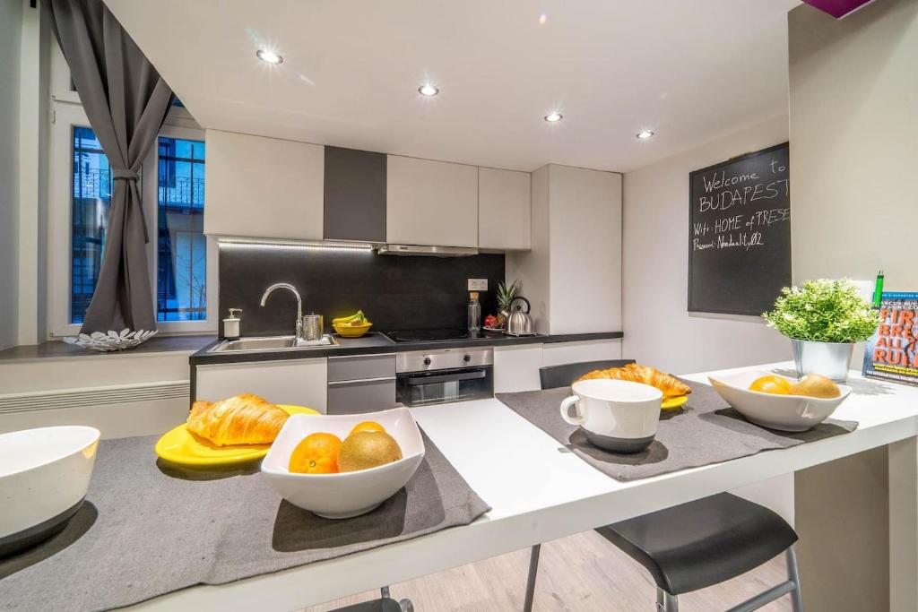 Kuchyňa alebo kuchynka v ubytovaní Cozy Downtown Studio Apartment