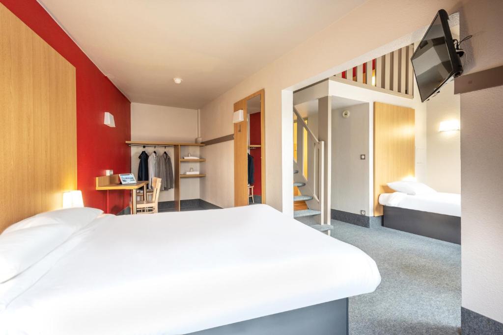 Postel nebo postele na pokoji v ubytování B&B HOTEL Quimper Sud Bénodet