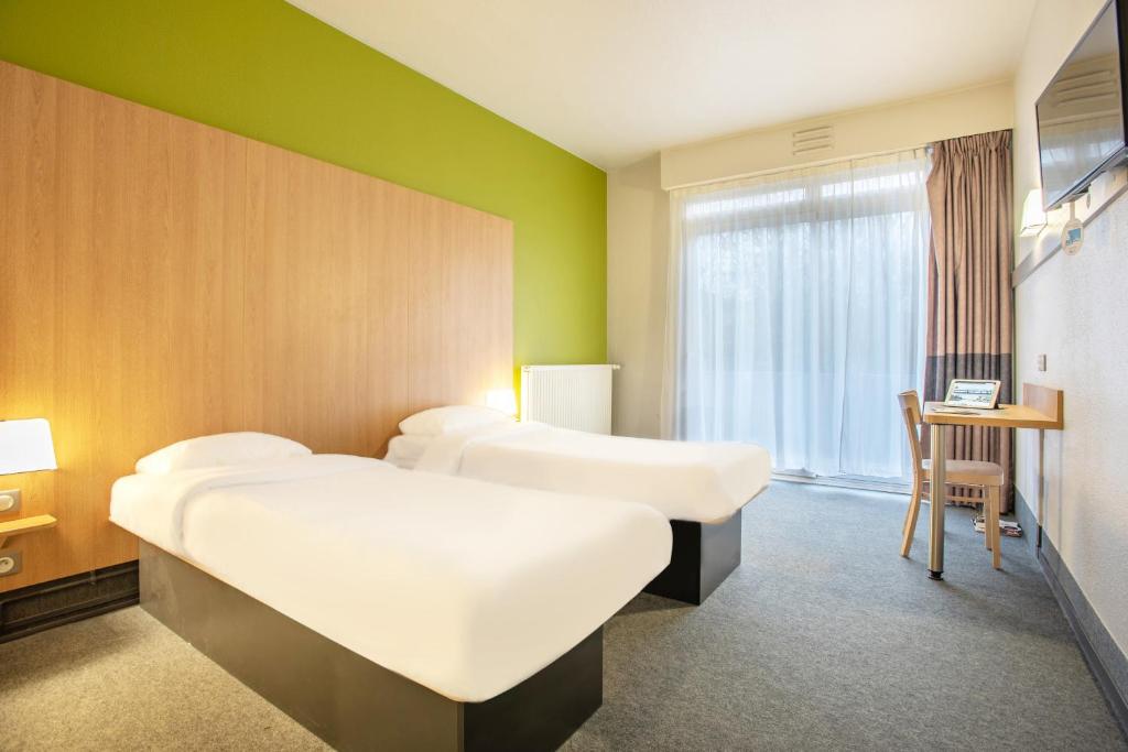 Postel nebo postele na pokoji v ubytování B&B HOTEL Quimper Sud Bénodet