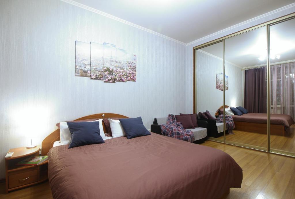 モスクワにあるPremium Apartment Expocentre Moscowのベッドルーム1室(ベッド1台付)、リビングルームが備わります。