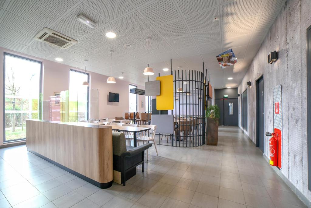 TV a/nebo společenská místnost v ubytování B&B HOTEL Reims Bezannes