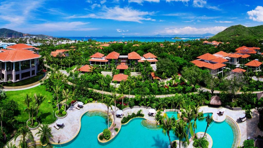 uma vista aérea de um resort com uma piscina em Luhuitou State Guesthouse & Resort em Sanya