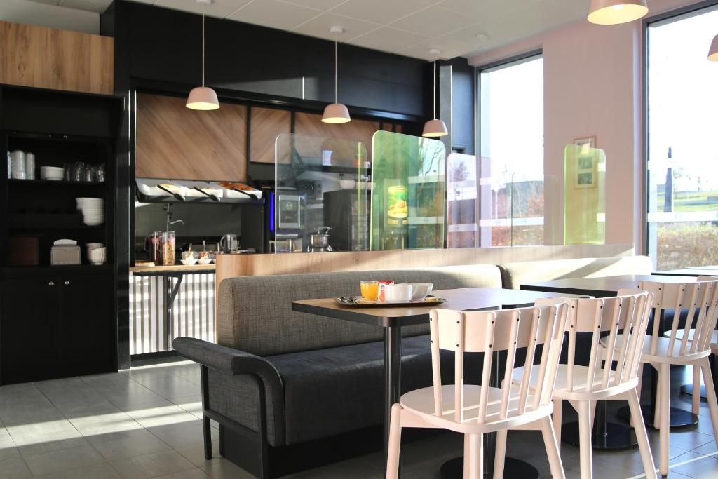 Kuchyň nebo kuchyňský kout v ubytování B&B HOTEL Reims Bezannes