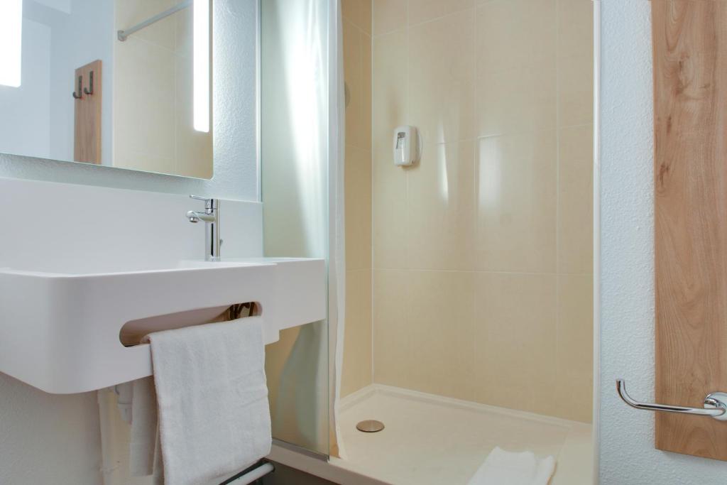 Koupelna v ubytování B&B HOTEL Reims Bezannes